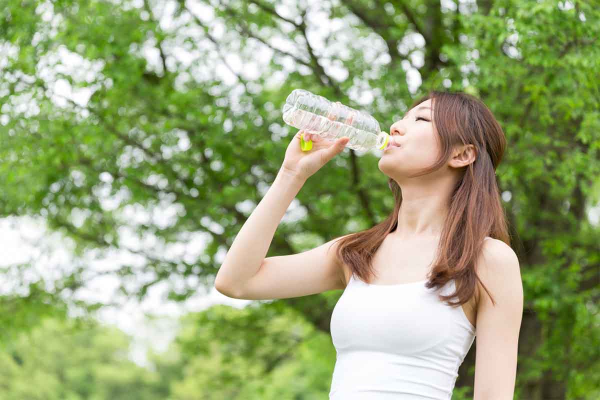 水を飲む女性