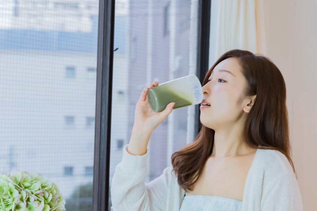 フルーツ青汁を飲む女性