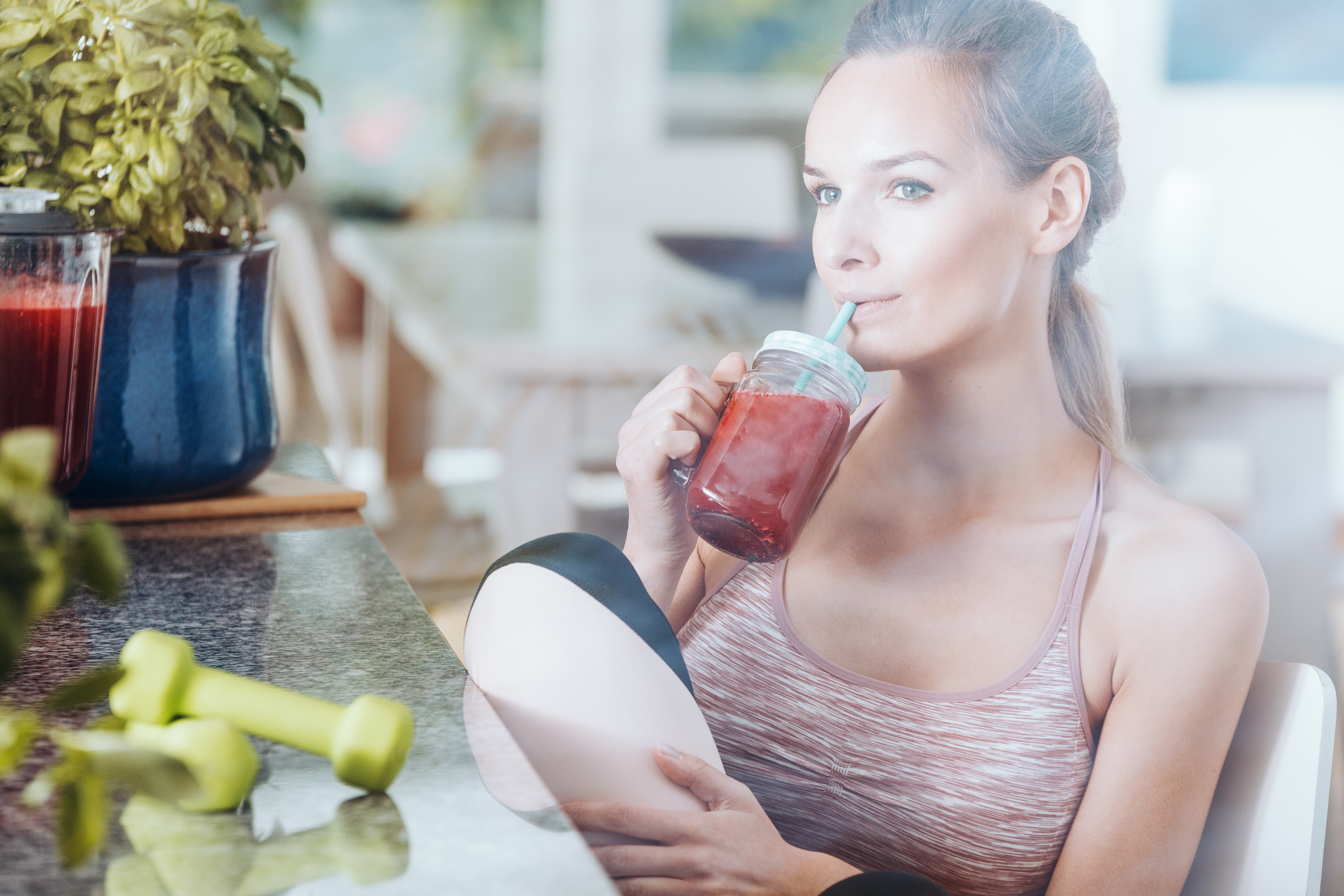 ファスティングドリンクを飲む女性