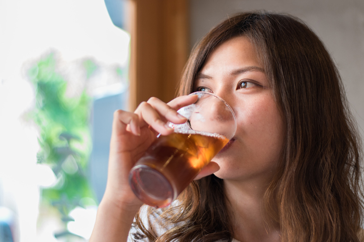 ダイエットドリンクを飲む女性